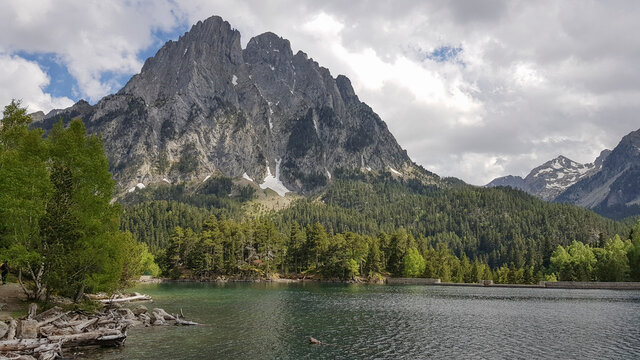 Estanque de San Mauricio bajo los picos nevados de Los Encantados, Parque Nacional de Aig&uuml;estortes, Espa&ntilde;a.