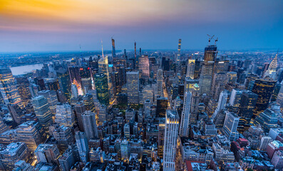 New York City am Abend bei Sonnenuntergang