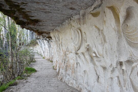 Le chemin de halage &agrave; Saint-Cirq-Lapopie, dans le Lot