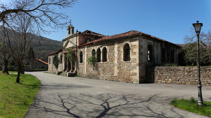 Fototapeta na wymiar Escuela Central, Terán, Cabuérniga, Cantabria, España