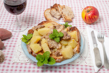 Lamb stew with potato and toasted bread