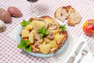 Lamb stew with potato and toasted bread