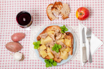 Lamb stew with potato and toasted bread