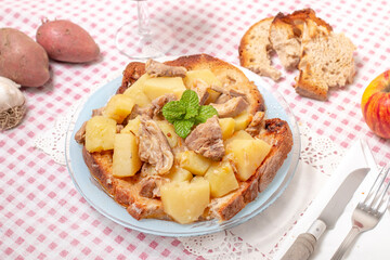 Lamb stew with potato and toasted bread