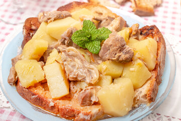 Lamb stew with potato and toasted bread