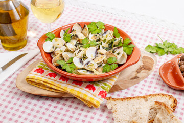 Clams with garlic and parsley