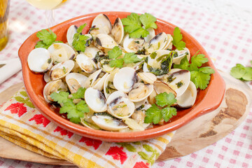 Clams with garlic and parsley