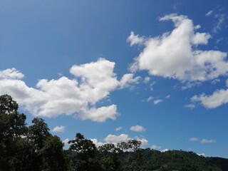 el brillo del sol y su cielo azul