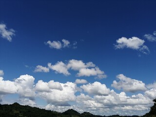 el brillo del sol y su cielo azul