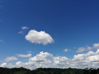 el brillo del sol y su cielo azul