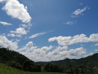 el brillo del sol y su cielo azul