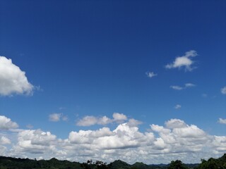el brillo del sol y su cielo azul