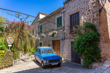 Fototapeta na wymiar Schönes, ursprüngliches Mallorca - das alte Dorf Biniaraix: Schöner Hof mit Auto / Oldtimer