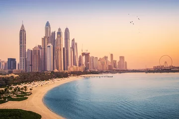 Photo sur Plexiglas Dubai Vue du coucher de soleil sur la marina de Dubaï et la zone JBR, la célèbre grande roue et les plages de sable doré du golfe Persique. Jours fériés et vacances aux Emirats Arabes Unis