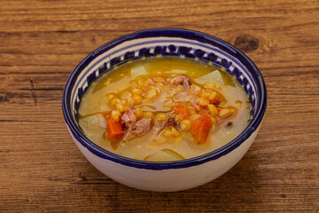 Pea soup with smoked ribs