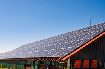 Saubere Energieerzeugung mit Photovoltaik auf Scheunendach