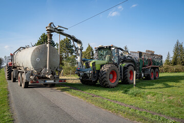 Bodennahe und präzise Gülleausbringung auf Grünland mit moderner Landtechnik - landwirtschaftliches Symbolfoto. © Countrypixel