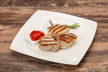 Grilled pork medallion with sauce