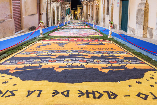 Titolo: Noto, Sicily/Italy - May 19 2016: The Flower Festival of Noto in Sicily. 