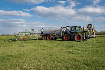 Bodennahe und präzise Gülleausbringung auf Grünland mit moderner Landtechnik -...