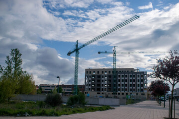 Grúa de la construcción con edificios y cielo de fondo