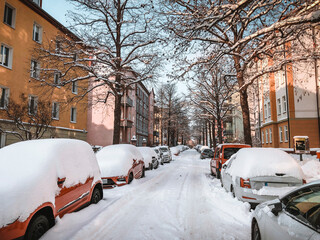 Verschneite Straße in Erfurt