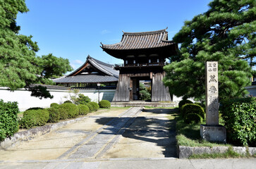 Fototapeta na wymiar 万寿禅寺　入口の石碑と山門　京都市東山区
