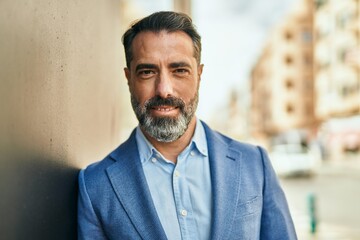 Naklejka premium Middle age businessman smiling happy standing at the city.