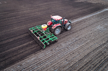 Ackerbau - Traktor bei der Bodenbearbeitung, Luftbild