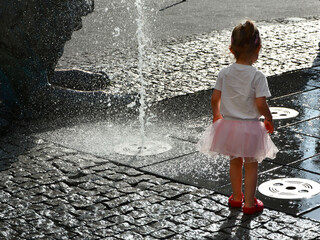 Dziewczynka przy fontannie girl Dzień Dziecka, little girl by the city fountain - obrazy, fototapety, plakaty