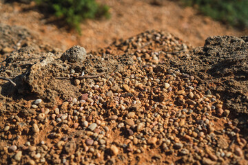 Suelo de tierra con piedras en un acantilado costero