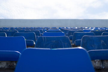 Obraz premium Enfoque selectivo de grada de estadio de futbol con asientos de color azul