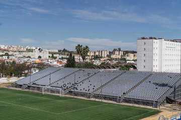 Campo de futbol vacio con ciudad de fondo