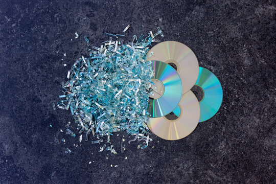 CDs und DVDs mittels Shredder in kleine Teilchen vernichtet