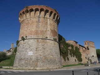 Fototapeta na wymiar Walls of San Gimignano with the San Francesco bastion and the San Giovanni gate