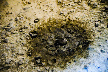 洞窟の床に水の染み