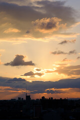 神戸市東灘区の高層マンションからの日の出、東の空がオレンジ色に染まり、神戸・芦屋・西宮の街並みがシルエットで浮かぶ。一日の始まり