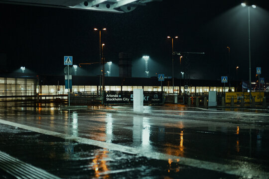 Le incredibili architetture dell'aereoporto Arlanda di Stoccolma visto di notte.