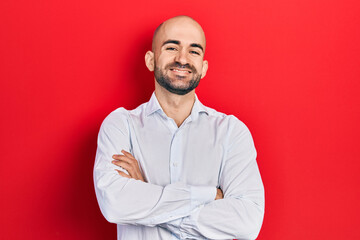 Obraz premium Young bald man wearing elegant clothes happy face smiling with crossed arms looking at the camera. positive person.