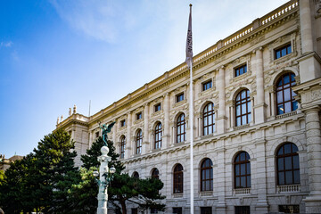 Fototapeta na wymiar ウィーン、美術史美術館、自然史博物館、マリアテレジア像周辺の情景