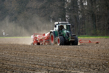 Landwirt bearbeitet mit einer Einkorn-Sämaschine das Feld - Farmer works the field with a einkorn seed drill