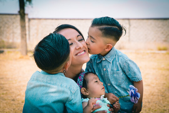 Mamá mexicana recibe besos de sus hijos