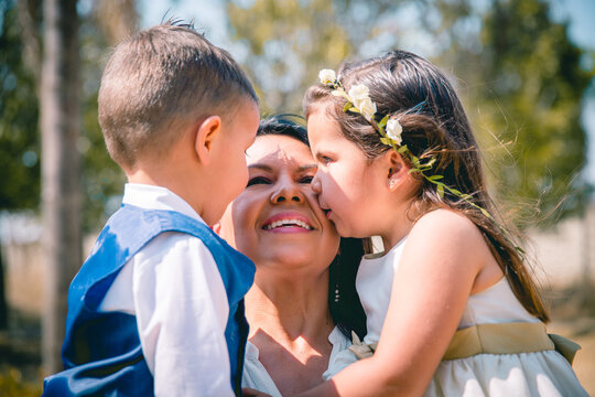 Mamá mexicana recibe besos de sus hijos con felicidad