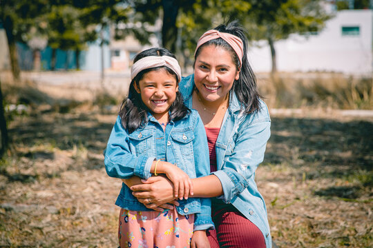 Madre e Hija Mexicana sonriendo en el dia de la madre.