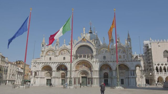 Walk flags St. Mark's square, Venice, Italy. (Piazza San Marco, Venezia) 4k
