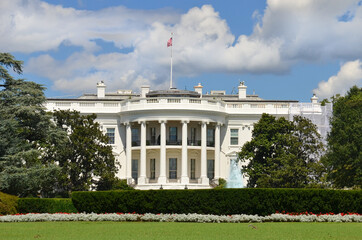 White House in a cloudy spring day - Washington D.C. United States - obrazy, fototapety, plakaty