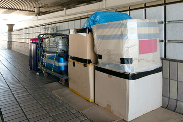 上野駅横断歩道橋に置かれたホームレスの荷物