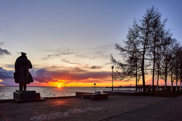 Fototapeta premium sunset on the background of the monument and the river