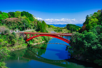 青空を背景にした赤い橋の風景；信貴山の開運橋からの風景