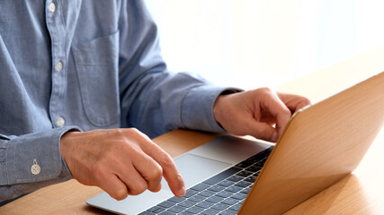  インターネットサーフィンで困るシニア男性